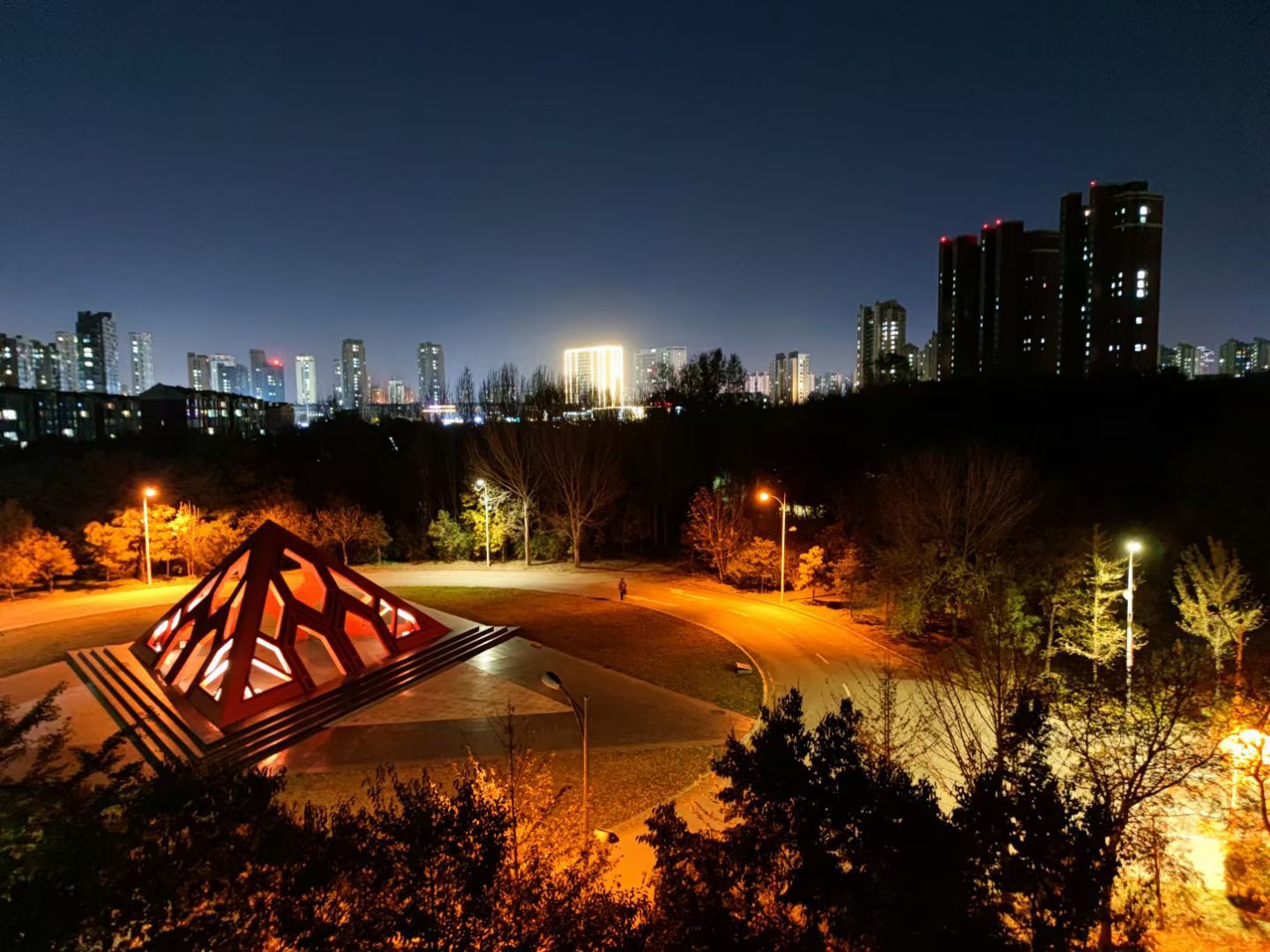 灯光映照下的校园夜景与城市天际线